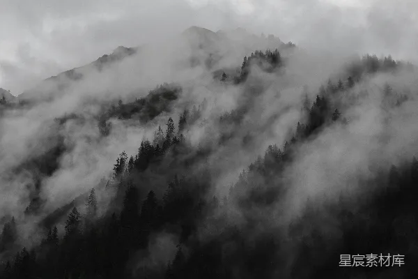 高清摄影 薄雾笼罩的山景摄影