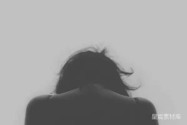 高清摄影 灰度照片显示了一个人的背部。