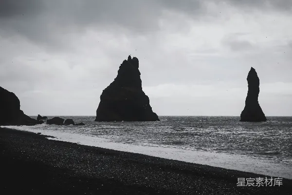 高清摄影 白天拍摄的海岸岩石地貌灰度照片
