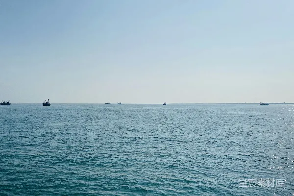 一群船只漂浮在一大片水面上