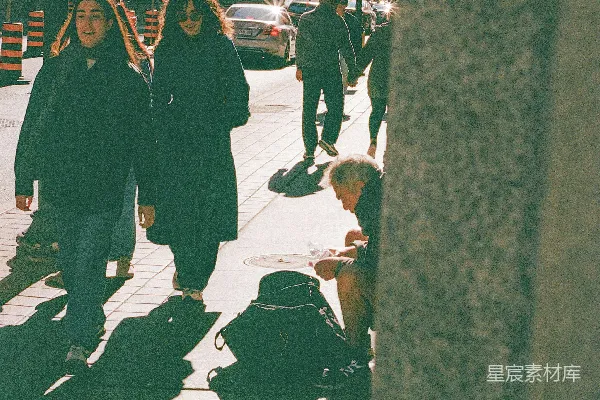 高清摄影 阳光下的城市街道上人们在行走。