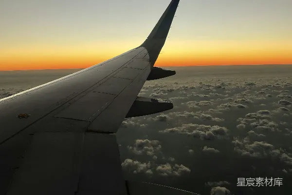 飞机翼在夕阳西下时