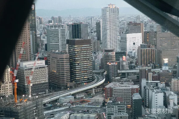 密集的城市景观，高大建筑物和道路的景象。