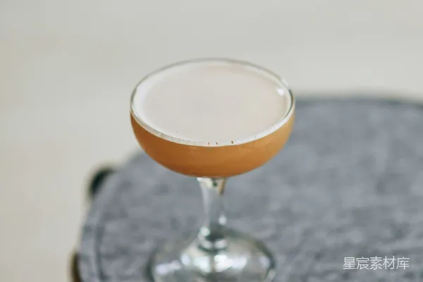 清空灰色桌子上的棕色液体酒杯