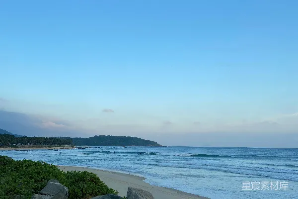 海边的一片海滩景色，海浪自海洋涌来