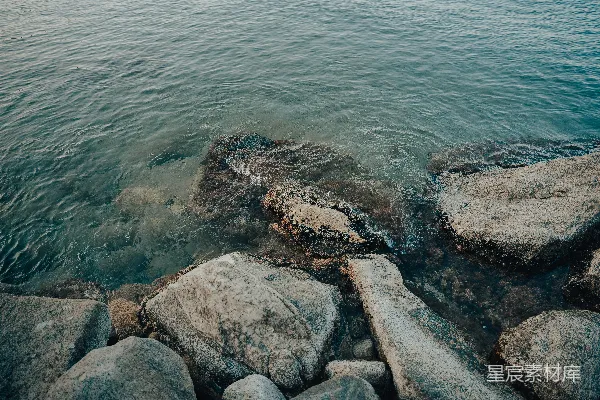 一条水体靠近岩石海岸