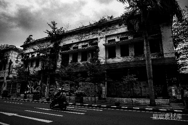 高清摄影 一辆摩托车停在建筑物前。