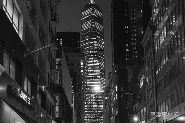 高清摄影 一张夜晚的城市街道黑白照片