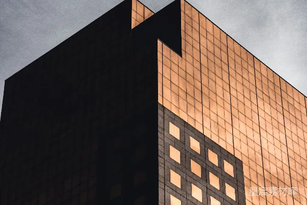 灰色云层下的棕色混凝土建筑