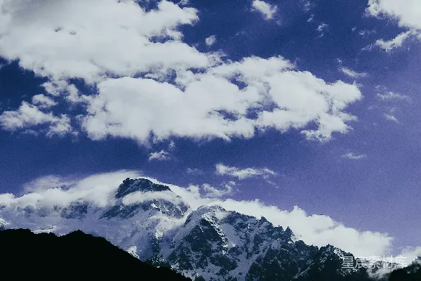 山峦之间云雾缭绕的一景