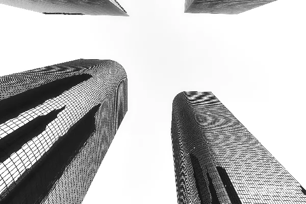 高清摄影 一张黑白照片，展示着高大的建筑物。