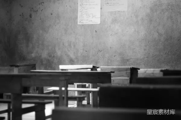 高清摄影 学校课桌和黑板的灰度摄影