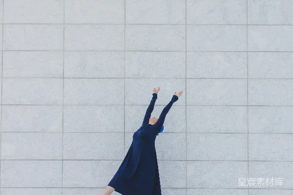 身穿蓝色连衣裙的女人站在白色地砖上