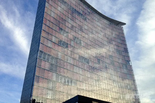 一座矗立在天空背景中的高大玻璃建筑