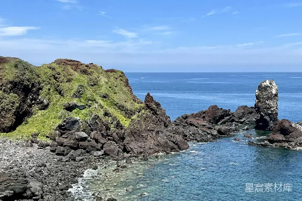 环绕着岩石和草地的水域