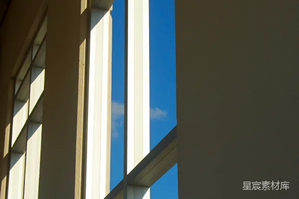 阳光透过现代建筑的窗户流淌而过。