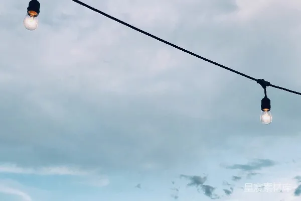 两盏LED灯泡