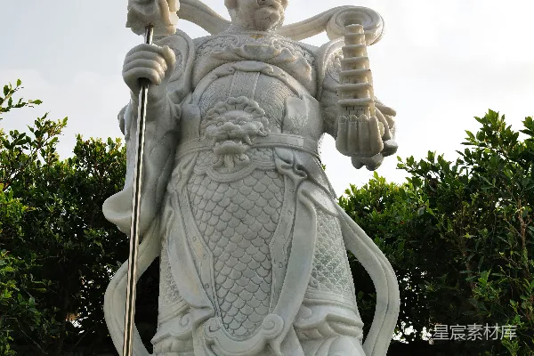 一个战士的雕像高高矗立。