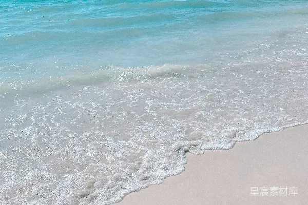 一片细软的沙滩，海浪拍打着岸边。