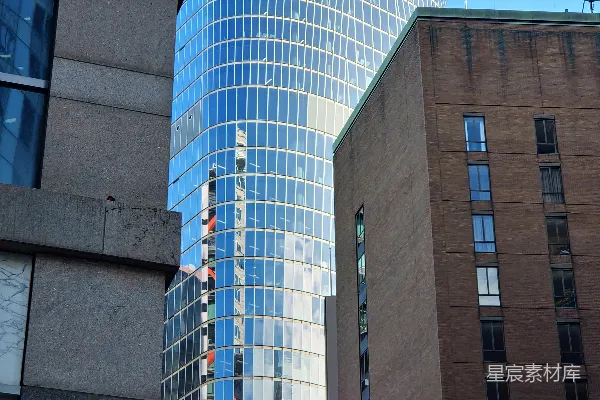 一座有着钟面的非常高大的建筑物