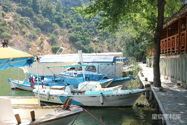系泊在码头上的船