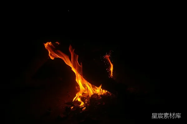 黑色火盆中的火焰