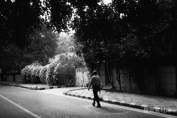 高清摄影 黑白照片中的男人在道路上行走