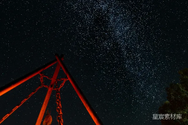 篝火旁的繁星夜空