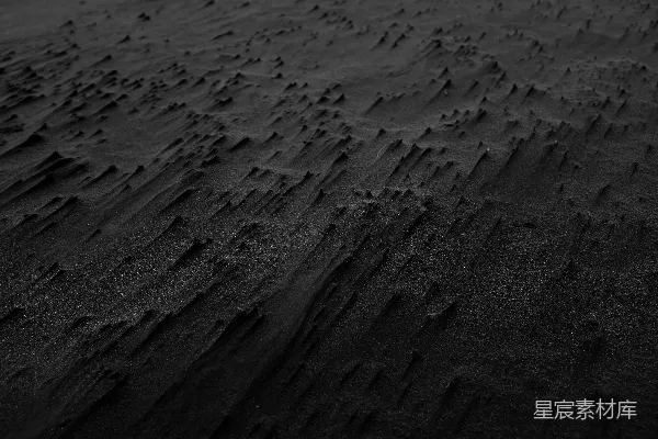 黑白照片中的沙与水