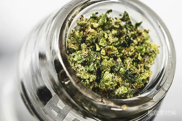 玻璃碗中的大麻花苞被展示出来。