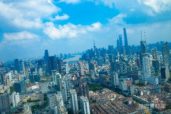 一座城市上空的景象，高楼林立