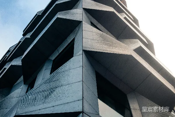 白天的灰色混凝土建筑