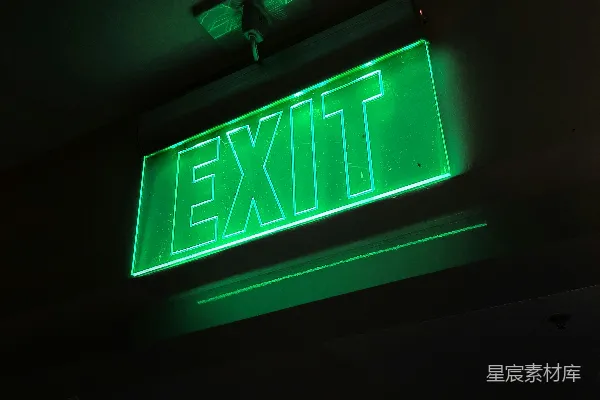 绿色和白色的出口指示牌