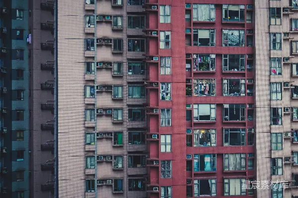 白天棕色和灰色的混凝土高层建筑
