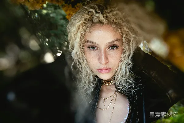 一头 curly 头发的女性