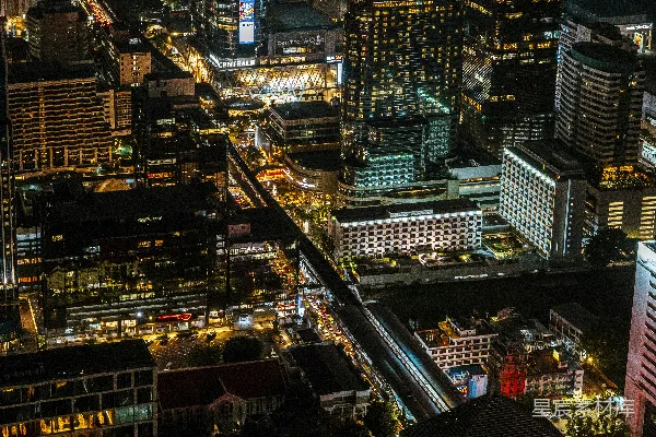 城市夜景中灯火辉煌的建筑和铁轨。