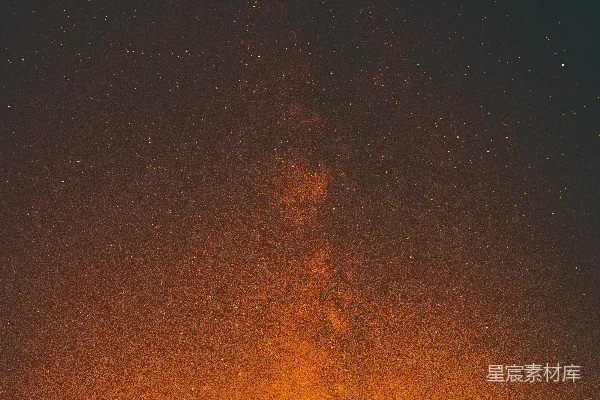夜空布满了星星，一片明亮的橙色光辉。