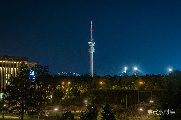 城市背景中的塔的一幅夜景