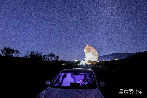 夜晚路上的一辆红车