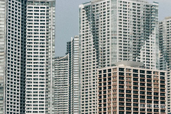 现代城市中的高层公寓建筑。