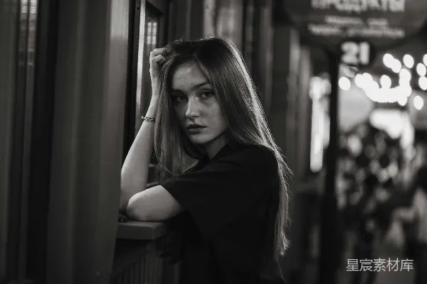 高清摄影 一个女人靠在墙上。