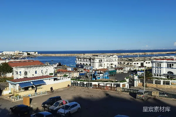 从高楼顶部看海的景象