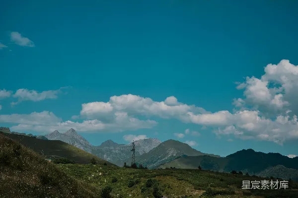 山峦的景色，天空中有云朵。