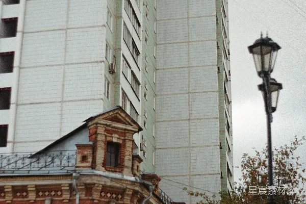 老式砖砌建筑旁边是一座现代高楼。