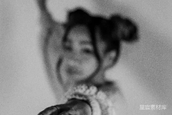高清摄影 灰度照片中的女人穿着白色针织毛衣