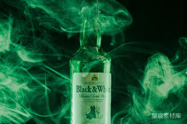 高清摄影 一瓶黑麦酒放在桌子上。
