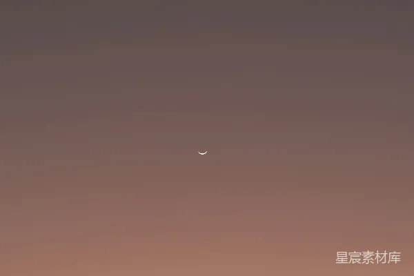 空中飞行的飞机，月亮在远方。