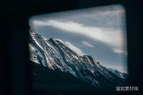 透过窗户看到的一座覆雪的山脉