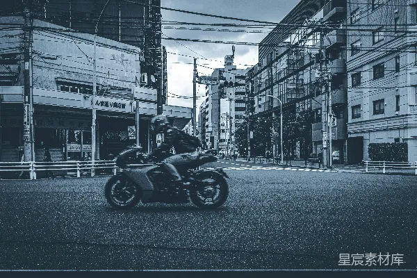 一个人骑摩托车在街上行驶