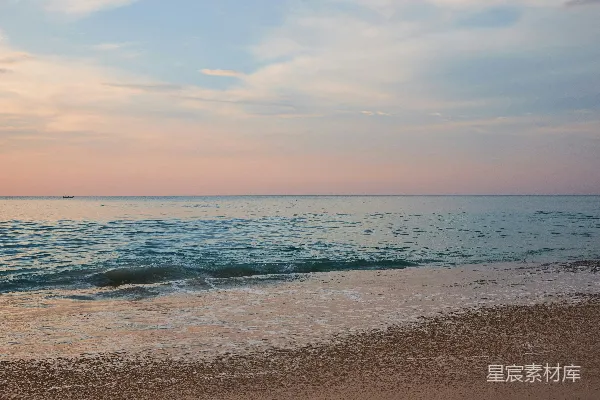 夕阳下海景的一处海滩 vista of the sea from a beach at sunset